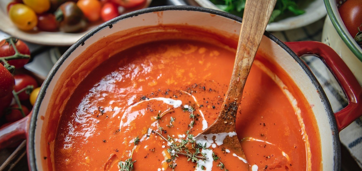 Przepis na zupę krem z pomidorów. Jak zjeść więcej warzyw? Zdrowa i sycąca kolacja.